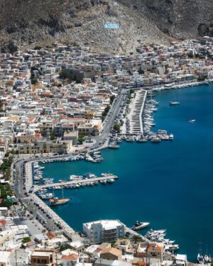 Dominic Arpin Instagram - En cette journée fade et monochrome, éditer mes photos de Kalymnos en Grèce me fait le même effet qu’une percée de soleil dans la grisaille! ☀️ Puisse cette publication vous apporter aussi un peu de couleurs et de chaleur dans votre journée! 

#kalymnos #kalymnosisland #kalymnosisland🇬🇷 #greece #grèce #lescrinqués