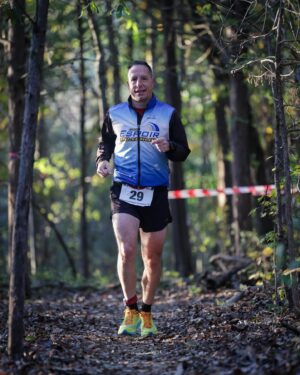 Dominic Arpin Instagram - Comme bien d’autres coureurs de trail, j’ai découvert Gary « Lazarus Lake » Cantrell sur YouTube, dans le documentaire viral Where Dreams Go To Die.

Avec sa barbe hirsute, sa veste de chasse et ses cigarettes qu’il fume à la chaîne, cet excentrique organisateur de courses d’endurance est devenu une véritable légende dans la communauté. 

Celui que l’on surnomme « the mad scientist » est passé maître dans l’art d’inventer des courses hors normes considérées comme les plus difficiles au monde.

Inutile d’ajouter que je suis un grand fan du personnage!

C’est donc excité comme un Swiftie qui assiste à son premier show de Taylor que j’ai eu la chance de le rencontrer chez lui au Tennessee. 

Je suis sur place pour documenter le championnat du monde de Backyard Ultra auquel participe le Québécois Éric Deshaies. On pourra voir ça dans la saison 2 des Crinqués.

Un backyard consiste à courir 6.7 km à chaque heure, de façon consécutive, jusqu’à l’abandon des participants. Il n’y a qu’un seul gagnant, celui ou celle qui tient encore debout à la fin! Le record est actuellement de 102 tours. Faites le calcul, c’est inhumain!

Si tout va bien la course qui a débuté ce matin à 7h devrait donc se terminer… jeudi prochain! 🤯

Le temps de faire encore pas mal de photos!!!