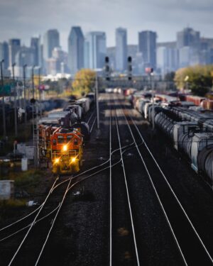 Dominic Arpin Instagram - J’étais allé sur la passerelle de la 116 dans l’espoir de photographier l’éclipse, mais les nuages en ont voulu autrement. Je suis revenu avec cette image à la place. Un beau prix de consolation! 🚂