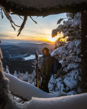 Dominic Arpin Instagram - Quand les arbres se transforment en cadre de photo lors d’une montée de randonnée alpine au Mont-Orford! 🖼️ 

Jolie composition de l’ami @martinbouffard1 📷

Merci à @obersonboutique de m’aider à assouvir cette passion!