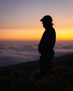Dominic Arpin Instagram - Je rentre de Tanzanie avec des souvenirs plein la tête… et plus de 1700 photos dans mon appareil!!!

Vivre pendant quelques jours au-dessus des nuages sur le Kilimandjaro m’a particulièrement inspiré. Comme un feeling d’être au paradis!

Sur la photo, un des membres du groupe avec qui j’ai fait l’ascension du Kili, @xavier.ladouceur.
