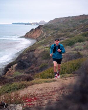 Dominic Arpin Instagram - Les Crinqués bientôt sur un écran près de chez vous!

J’ai toujours été obsédé par les athlètes d’endurance. Mes héros sont ultra-marathoniens, triathlètes de longue-distance, alpinistes, cyclistes. Curieux de percer le secret de leur ADN et de comprendre pourquoi ils ressentent le besoin d’en faire toujours plus, je rêvais depuis longtemps de produire et d’animer une série-documentaire sur le sujet.

J’ai donc écrit le projet et l’ai soumis à Évasion… qui a dit OUI!!! 

Ça s’appelle Les Crinqués. 

Depuis le mois d’avril dernier, je multiplie donc les voyages pour suivre des athlètes québécois dans le plus grand défi de leur vie.

La série nous a entre autres mené au Mexique pour documenter l’éprouvante course Ultra run raramuri dans les canyons del Cobre et dans l’Ouest américain où Sébastien Sasseville a amorcé la traversée des États-Unis à vélo il y a trois jours dans le cadre de la RAAM.

Professionnellement, je trippe comme jamais!

Mais c’est au niveau personnel que la série me fait le plus de bien. Je suis tellement inspiré par ce que je vois!

J’ai d’ailleurs décidé de me tester et de voir si j’ai aussi du sang de crinqués dans les veines en m’inscrivant au 65k du ultra-trail Harricana. Mon premier vrai ultra! On pourra voir les défis d’un tel entraînement sur mon corps mais aussi sur ma vie familiale.

La série réalisée par l’increvable Jérôme Binette (Confinés) sera présentée l’hiver prochain à Évasion.

Bien hâte de vous faire entrer dans cet univers fascinant!  

@evasion_tv @jerome.binette @uthc 
#ultra #endurance