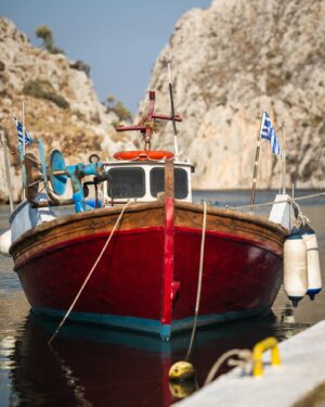 Dominic Arpin Instagram - En cette journée fade et monochrome, éditer mes photos de Kalymnos en Grèce me fait le même effet qu’une percée de soleil dans la grisaille! ☀️ Puisse cette publication vous apporter aussi un peu de couleurs et de chaleur dans votre journée! 

#kalymnos #kalymnosisland #kalymnosisland🇬🇷 #greece #grèce #lescrinqués