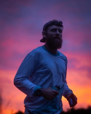 Dominic Arpin Instagram - 108 tours! Le championnat du monde de Backyard au Tennessee s’est gagné en 108 tours! C’est l’Américain Harvey Lewis, 47 ans, qui a réussi cet exploit. Entre samedi matin et mercredi soir, il a ainsi couru la distance de 723 kilomètres, redéfinissant du même coup les limites de l’endurance humaine! 

Je n’ai malheureusement pas pu assister à ce moment historique puisque je devais rentrer au Québec pour l’enregistrement de Vlog. Mais voici quelques unes des photos que j’ai prises lors de l’événement. La suite dans la saison 2 des Crinqués en 2024!

#backyardultra #tennessee
