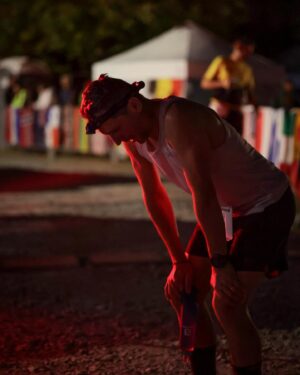 Dominic Arpin Instagram - Malgré l’abandon d’Éric Deshaies que nous suivions pour Les Crinqués, le réalisateur Jérôme Binette et moi avons décidé de rester sur le site du championnat mondial de Backyard et de documenter le reste de la course. Nous sommes trop captivés par ce laboratoire à ciel ouvert où des athlètes de partout dans le monde sont venus tester les limites de l’endurance humaine. Lors du départ de la 62ème heure, 27 participants tenaient encore sur leurs jambes. Ils ont dépassé la barre des 400 km!

Sur une note plus triste, un des participants a été éliminé pour avoir pris le départ sans sa puce, oubliée lors d’un changement de bas. L’organisateur de la course « Laz » est connu pour être intraitable sur les règlements. N’empêche ça faisait mal de voir ce coureur contraint à l’abandon pour un détail technique après plus de 60 heures d’effort!(derrière photo)

Sur une note plus personnelle, je m’apprête à passer une troisième nuit dans ma petite tente sur le site pour être le plus près possible de l’action. J’ai l’impression que la journée de demain va être riche en émotion!