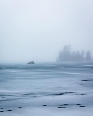 Dominic Arpin Instagram - J’ai commencé à écouter de la musique lorsque je pars faire de la photographie. Ça m’inspire et ça m’aide à m’imprégner encore plus des paysages autour. Ce matin, alors que je marchais dans le brouillard au lac Fraser en Estrie, c’est le piano d’Alexandra Streliski qui m’accompagnait. La trame sonore parfaite pour cette ambiance vaporeuse! 💙
