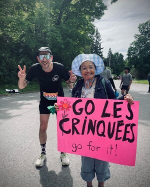 Dominic Arpin Instagram - Je m’entraînais pour le Marathon d’Ottawa lorsque j’ai reçu un diagnostique de cancer du rein il y a 11 ans. J’avais dû annuler ma participation pour me concentrer sur ma convalescence et ça m’avait rendu profondément pissed of! 

Je m’étais vengé en complétant mon premier marathon à Montréal quelques mois plus tard, mais c’était pas tout à fait pareil. J’avais le feeling d’une histoire incomplète.

J’ai enfin rédigé la fin du chapitre en franchissant le fil d’arrivée d’Ottawa hier.

Yassss!

Merci à mon ami et coach Marc Langevin pour son incroyable dévotion et à sa blonde Véro Lowry pour sa bonne humeur perpétuelle.

Merci à ma blonde Annie qui m’a attendu au fil d’arrivée, encore une fois, et qui m’a aidé à marcher jusqu’à l’hôtel après la course. 😂

Merci à la vie pour cette deuxième chance que je m’efforce de célébrer chaque jour. 

Je peux enfin cocher Ottawa de ma liste!

Maintenant, on fait quoi??? 😈