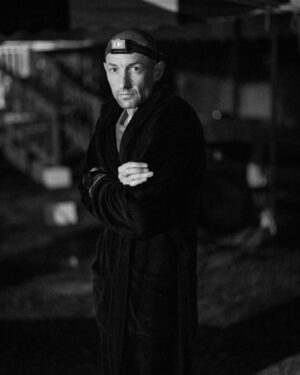 Dominic Arpin Instagram - 108 tours! Le championnat du monde de Backyard au Tennessee s’est gagné en 108 tours! C’est l’Américain Harvey Lewis, 47 ans, qui a réussi cet exploit. Entre samedi matin et mercredi soir, il a ainsi couru la distance de 723 kilomètres, redéfinissant du même coup les limites de l’endurance humaine! 

Je n’ai malheureusement pas pu assister à ce moment historique puisque je devais rentrer au Québec pour l’enregistrement de Vlog. Mais voici quelques unes des photos que j’ai prises lors de l’événement. La suite dans la saison 2 des Crinqués en 2024!

#backyardultra #tennessee