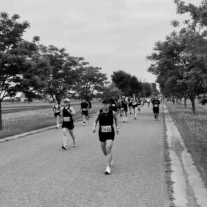 Dominic Arpin Instagram - Je m’entraînais pour le Marathon d’Ottawa lorsque j’ai reçu un diagnostique de cancer du rein il y a 11 ans. J’avais dû annuler ma participation pour me concentrer sur ma convalescence et ça m’avait rendu profondément pissed of! 

Je m’étais vengé en complétant mon premier marathon à Montréal quelques mois plus tard, mais c’était pas tout à fait pareil. J’avais le feeling d’une histoire incomplète.

J’ai enfin rédigé la fin du chapitre en franchissant le fil d’arrivée d’Ottawa hier.

Yassss!

Merci à mon ami et coach Marc Langevin pour son incroyable dévotion et à sa blonde Véro Lowry pour sa bonne humeur perpétuelle.

Merci à ma blonde Annie qui m’a attendu au fil d’arrivée, encore une fois, et qui m’a aidé à marcher jusqu’à l’hôtel après la course. 😂

Merci à la vie pour cette deuxième chance que je m’efforce de célébrer chaque jour. 

Je peux enfin cocher Ottawa de ma liste!

Maintenant, on fait quoi??? 😈