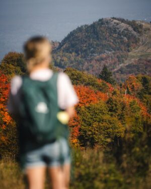 Dominic Arpin Instagram - La flambée des couleurs bat actuellement son plein au Mont Orford. Pour l’occasion, la montagne s’est drapée dans les orangées, les jaunes, les rouges et les pourpres. C’est difficile de dire en mots à quel point c’est beau!!! Je vous laisse juger avec ces quelques photos prises hier et aujourd’hui! 🎨