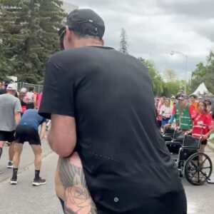 Dominic Arpin Instagram - Je m’entraînais pour le Marathon d’Ottawa lorsque j’ai reçu un diagnostique de cancer du rein il y a 11 ans. J’avais dû annuler ma participation pour me concentrer sur ma convalescence et ça m’avait rendu profondément pissed of! 

Je m’étais vengé en complétant mon premier marathon à Montréal quelques mois plus tard, mais c’était pas tout à fait pareil. J’avais le feeling d’une histoire incomplète.

J’ai enfin rédigé la fin du chapitre en franchissant le fil d’arrivée d’Ottawa hier.

Yassss!

Merci à mon ami et coach Marc Langevin pour son incroyable dévotion et à sa blonde Véro Lowry pour sa bonne humeur perpétuelle.

Merci à ma blonde Annie qui m’a attendu au fil d’arrivée, encore une fois, et qui m’a aidé à marcher jusqu’à l’hôtel après la course. 😂

Merci à la vie pour cette deuxième chance que je m’efforce de célébrer chaque jour. 

Je peux enfin cocher Ottawa de ma liste!

Maintenant, on fait quoi??? 😈