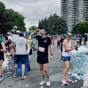 Dominic Arpin Instagram - Je m’entraînais pour le Marathon d’Ottawa lorsque j’ai reçu un diagnostique de cancer du rein il y a 11 ans. J’avais dû annuler ma participation pour me concentrer sur ma convalescence et ça m’avait rendu profondément pissed of! 

Je m’étais vengé en complétant mon premier marathon à Montréal quelques mois plus tard, mais c’était pas tout à fait pareil. J’avais le feeling d’une histoire incomplète.

J’ai enfin rédigé la fin du chapitre en franchissant le fil d’arrivée d’Ottawa hier.

Yassss!

Merci à mon ami et coach Marc Langevin pour son incroyable dévotion et à sa blonde Véro Lowry pour sa bonne humeur perpétuelle.

Merci à ma blonde Annie qui m’a attendu au fil d’arrivée, encore une fois, et qui m’a aidé à marcher jusqu’à l’hôtel après la course. 😂

Merci à la vie pour cette deuxième chance que je m’efforce de célébrer chaque jour. 

Je peux enfin cocher Ottawa de ma liste!

Maintenant, on fait quoi??? 😈