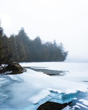 Dominic Arpin Instagram - J’ai commencé à écouter de la musique lorsque je pars faire de la photographie. Ça m’inspire et ça m’aide à m’imprégner encore plus des paysages autour. Ce matin, alors que je marchais dans le brouillard au lac Fraser en Estrie, c’est le piano d’Alexandra Streliski qui m’accompagnait. La trame sonore parfaite pour cette ambiance vaporeuse! 💙