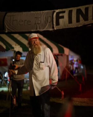 Dominic Arpin Instagram - Déjà 30 heures que le championnat du monde de Backyard a été lancé au Tennessee. Les participants viennent de franchir la barre des 200 kilomètres courus. Ça commence à grimacer fort et 14 athlètes sur 75 ont jeté la serviette jusqu’à maintenant. Le seul Québécois en lice Éric Deshaies se porte bien malgré une douleur à la jambe qui l’ennuie.

Le légendaire « Laz » est de chaque départ, ce qui donne un boost incroyable à tout le monde.

Une affiche conçue par son équipe résume bien l’aspect hors-norme de cette course:
There is NO finish
There is NO end
Just keep running 
You probably won’t win!

Je me pince d’être ici pour Les Crinqués!!!