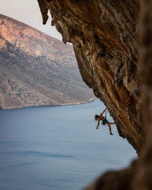 Dominic Arpin Instagram - La Grande Grotta est un lieu mythique dans le monde de l’escalade. Des grimpeurs viennent de partout sur la planète pour s’attaquer à cette impressionnante caverne située sur l’île de Kalymnos en Grèce. J’ai eu le privilège d’y passer une journée à observer et photographier l’une des meilleures athlètes de l’escalade à vue, la Québécoise Émilie Pellerin (@emclimber). Je suis toujours à faire le tri dans les centaines de photos que j’ai prises, mais en voici une première qui illustre bien la magnificence des lieux et l’incroyable talent de cette grimpeuse de chez nous. More to come! 🧗‍♀️

#greece #kalymnos #kalymnosclimbing #kalymnosisland #climbing #grandegrotta #escalade #grece