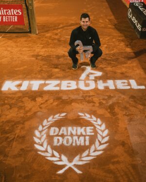 Dominic Thiem Instagram - Ein schönes letztes Kitzbühel! 🇦🇹

Kitzbühel. 12 Auftritte. Große Emotionen und viele, viele Erinnerungen.

Ein Ort und ein Turnier, die einfach einen besonderen Platz in meinem Herzen haben!

Ich möchte mich bei allen bedanken, die jedes einzelne Mal zu einem besonderen Erlebnis gemacht haben! 

Kitzbühel. Danke! ❤️

📸: @alexanderscheuber | @generaliopen