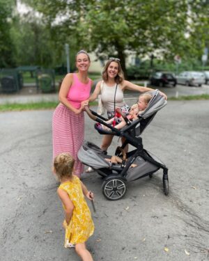 Dominika Kavaschová Instagram - Konecne spolu:) babatka podrastli a namiesto vaniciek je uh sportova veržn:)dnes som na vlastne oci videla a zazila co to je ist v tom ich pidi vytahu hore. Ja moj vyspky svagor a cely kocik doteraz  nechapem ako sme sa tam vmestili ale ze na milimeter presne. Ak mate twinsky a krpaty vytah toto je total cesta. Baby v nom hajaju v podstate stale aj doma;) aj na balkone. Miluju to tam a ja som mega rada ze ich darcek odo mna takto tesi. Znacka je @nuna_czsk a zadovazili sme si ho v @maderna_baby ❤️❤️🫶🏼🫶🏼dnes ked tak decka okolo nas behali segra mi hovori “ nie je nas akosi vela?” Vravim “ a to su len nase deti” rozmnozili sme da za kratky cas a nic krajsie sa nam nemohlo stat. Tesime sa z kazdeho dietatka v nasej rodine a tesime sa na tie ktore nas svet verime este len navstivia❤️