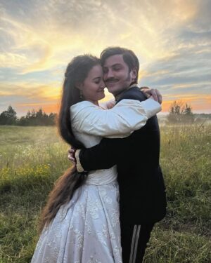 Dominique Devenport Instagram - ✨It‘s a wrap✨

After several months of shooting, Sisi season 4 is wrapped.
Thank you to the the wonderful team - we did it again guys, you are the best🩷

@jannik.schuemann @philli_fever @zozefine_ @beata_art_wig_studio @kajaflorencewild 
@rtlplus @sisi.rtl 

#sisiseason4