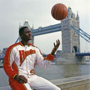 Dominique Wilkins Instagram - The Human Highlight Film takes London 🎞️

Throwback to Dominique Wilkins and the Hawks’ trip to the UK in 1993! 🇬🇧