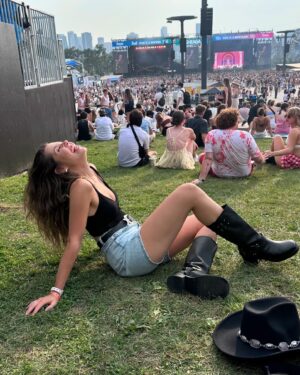 Domino Santantonio Instagram - I received a lot of messages asking where I’ve been, so I wanted to keep you posted on my last week. It was quite intense: I had a health issue that kept me bedridden after the first day at Osheaga (thanks to @primevideoca for that perfect day before the storm), and just as I started to feel better a week later, a water flood hit my basement due to Friday’s heavy rains. 😕 I had just finished setting up my studio, and now I have to start all over again 🥲

I had prepared some videos to show you the little transformations I made in my studio, and even though everything needs to be redone, I think I will still post them. 🤷🏼‍♀️😅

Thankfully, I will manage to film some new videos before tearing everything apart, so stay tuned—I’ll find a way to keep sharing content with you in the coming weeks. Thanks for all your support and good luck to everyone who has been affected by the heavy rains! ❤️🙏🏼

____

J’ai reçu beaucoup de messages pour savoir pourquoi je ne publiais pas depuis la dernière semaine, alors je voulais vous mettre au courant de ma semaine passée. Ça a été assez intense: un souci de santé m’a clouée au lit après le premier jour à Osheaga (merci à @primevideoca pour cette journée parfaite avant la tempête), et juste quand je commençais à aller mieux une semaine plus tard, une inondation a frappé mon sous-sol à cause des grosses pluies de vendredi. 😕 J’avais à peine fini d’installer mon studio, et maintenant je dois tout recommencer 🥲

J’avais préparé quelques vidéos pour vous montrer les petites transformations que j’avais faites dans mon studio, et même si tout doit être refait, je pense que je vais quand même les publier. 🤷🏼‍♀️😅

Heureusement, je vais réussir à filmer quelques nouvelles vidéos avant de tout défaire, alors restez à l’affût—je vais trouver une façon de continuer à partager du contenu avec vous dans les prochaines semaines. Merci pour tout votre soutien et bonne chance à tous ceux qui ont été touchés par les grosses pluies! ❤️🙏🏼