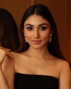 Donal Bisht Instagram - 💛✨💫
#aboutlastnight #nexastreamingacademyawards #event #dressup #yellow #golden #girl #princess #vibe 
.
.
.
.
.
.
Photographer: @vishwasgonsalves 
Style by- @styleitupwithraavi 
Earrings: @rang_akankshanegi
Ring: @Kickyandperky @besotted_Communications
Style team -@khushboopeshwani_12
Outfit @datetheramp
Makeup : @makeup_diaries_by_jo
Hair: @hairbymuskaan
MUAH Managed By : @tendenza_media