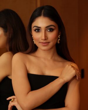 Donal Bisht Instagram - 💛✨💫
#aboutlastnight #nexastreamingacademyawards #event #dressup #yellow #golden #girl #princess #vibe 
.
.
.
.
.
.
Photographer: @vishwasgonsalves 
Style by- @styleitupwithraavi 
Earrings: @rang_akankshanegi
Ring: @Kickyandperky @besotted_Communications
Style team -@khushboopeshwani_12
Outfit @datetheramp
Makeup : @makeup_diaries_by_jo
Hair: @hairbymuskaan
MUAH Managed By : @tendenza_media