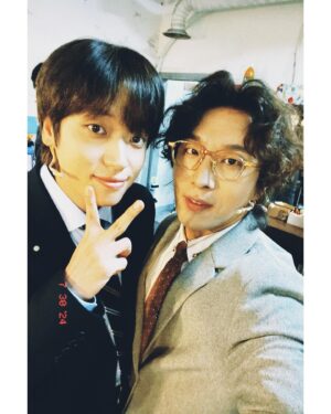 Dong Hyun-bae Instagram - 나와 막공한 직원들과..
무대에서 분장실애서 귀염뽀짝 우리 승희🐥
언제나 내 이야기에 웃어주는 우리 엘이🐵
함께 웃고 울고 했던 우리 기두 형🐨
항상 에너지 넘치는 막걸리 요정 우리 옥분 누나🐔
때론 친구같고 때론 친형 같은 피터팬 우리 규형아🐶
내 개그 늘 다 받아주시는 세상 좋은 우리 용현이형🐼
10년만에 만나도 똑같은 멋잔 우리 승현이형🐯
그대들과 함께해서 너무나 행복했어요~~ 사랑해요❤️