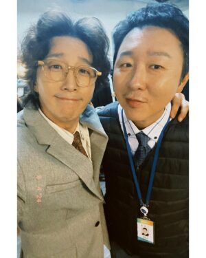 Dong Hyun-bae Instagram - 나와 막공한 직원들과..
무대에서 분장실애서 귀염뽀짝 우리 승희🐥
언제나 내 이야기에 웃어주는 우리 엘이🐵
함께 웃고 울고 했던 우리 기두 형🐨
항상 에너지 넘치는 막걸리 요정 우리 옥분 누나🐔
때론 친구같고 때론 친형 같은 피터팬 우리 규형아🐶
내 개그 늘 다 받아주시는 세상 좋은 우리 용현이형🐼
10년만에 만나도 똑같은 멋잔 우리 승현이형🐯
그대들과 함께해서 너무나 행복했어요~~ 사랑해요❤️