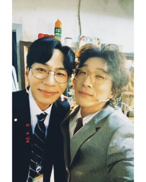 Dong Hyun-bae Instagram - 나와 막공한 직원들과..
무대에서 분장실애서 귀염뽀짝 우리 승희🐥
언제나 내 이야기에 웃어주는 우리 엘이🐵
함께 웃고 울고 했던 우리 기두 형🐨
항상 에너지 넘치는 막걸리 요정 우리 옥분 누나🐔
때론 친구같고 때론 친형 같은 피터팬 우리 규형아🐶
내 개그 늘 다 받아주시는 세상 좋은 우리 용현이형🐼
10년만에 만나도 똑같은 멋잔 우리 승현이형🐯
그대들과 함께해서 너무나 행복했어요~~ 사랑해요❤️