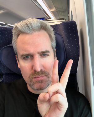 Donnie O'Sullivan Instagram - Einer der für mich anstrengendsten und vermutlich von außen schwer nachvollziehbaren Begleiterscheinungen von ADHS (ja, sorry, jetzt poste ich auch was darüber 😅🙄 aber hear me out) ist extreme Geräuschempfindlichkeit. Und ich meine jetzt nicht laute Nachbarn oder Menschen die mal laut sind oder so. Auch Stadion und Konzerte sind kein Problem. Die Empfindlichkeit greift leider wo ganz anders. Ein Beispiel: ich sitze gerade im ICE Ruheabteil und es ist eigentlich optimal. Der Zug ist fast leer, überall ist genug Platz und es sind so 15-20 Leute überall einzelnd verteilt im Abteil. Nun, wo ist das Problem? Ich sage es euch: wenn es ein volles Abteil ist bzw. sehr viele Menschen sind, stressen mich Geräusche kaum. Wenn es aber genau diese eher wenigen Leute sind, die dann vereinzelnd mal reden, rascheln oder was aus dem Koffer holen etc., stresst mich so dermaßen, dass es mich richtig gereizt macht. Das ist echt super anstrengend für mich (und andere) und aber leider auch nicht mit einem "entspann dich mal" oder "konzentriere dich auf was anderes" gelöst. 

Naja, vielleicht fühlt das ja auch jemand bzw. wenn ihr das vielleicht nicht so auf dem Schirm habt und es für euch befremdlich wirkt, wisst ihr jetzt bescheid: seid nicht so streng mit uns Geräuschempfindlichen, auch wenn wir dann übertrieben sensibel oder gestresst wirken/reagieren und vermeintlich überreagieren, nur weil jemand mal mit ner Tüte raschelt etc (was ja natürlich komplett in Ordnung ist).

Alles halb so wild aber ich dachte diesen Gedanken teile ich random einfach mal! Schaden kann's ja nicht 😀❤️ Tschüssi