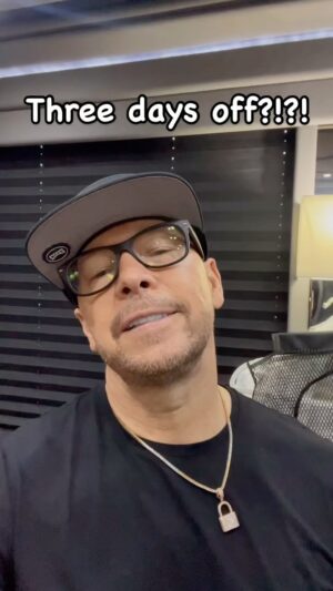 Donnie Wahlberg Instagram - It’s my first three days off (in I don’t know how long) and I am so grateful to spend them with my forever love - @jennymccarthy. Thank you Blockheads for an amazing Magic Summer Tour, so far. Thank you Jenny for teaching my how to actually rest and relax once in a while. See you all on the road in a few days — with my guys @nkotb! ❤️🤟🏼 #love #happiness #fun #relaxation #summer #beach #sunshine #motivation #inspiration