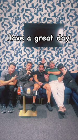 Donnie Wahlberg Instagram - Dressing room vibes. ➡️ Wishing you a great to start to another new week, another new day, another new day at the office, another new day on the grind, another new day doing whatever you love to do - from the New Kids! Make the most of every magical moment. ❤️
#Monday #motivation #inspiration #love #friends #funny #hey #spreadlove