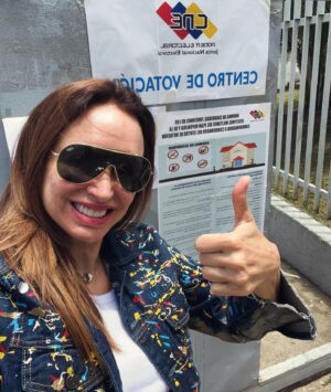 Dora Mazzone Instagram - ¡No dormí nada esperando este momento! 🇻🇪💪🏼 Esto es más emocionante que estrenar una obra de teatro jajaj
 ¡Listo, cumplí con mi país ..expresé mi derecho a votar libremente! 
Ahora a esperar los resultados!
¡viva mi país!