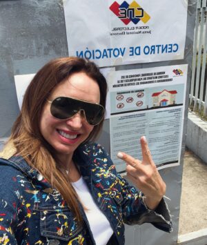 Dora Mazzone Instagram - ¡No dormí nada esperando este momento! 🇻🇪💪🏼 Esto es más emocionante que estrenar una obra de teatro jajaj
 ¡Listo, cumplí con mi país ..expresé mi derecho a votar libremente! 
Ahora a esperar los resultados!
¡viva mi país!
