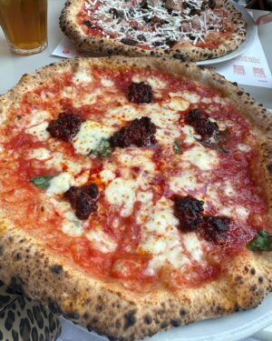 Dorothee Dauwe Instagram - Random foto’s die @maartn en ik deze week naar elkaar gestuurd hebben. 🍕🌞🍺🚗🤍