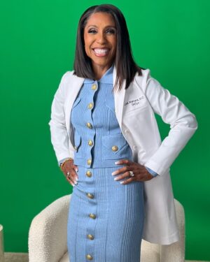 Dr. Jackie Walters Berry Instagram - Happy Monday!!!! #verydemure #verymindful #drjackie #married2med #bravo.  MUA @makeupmadnessbycherry HAIR @ebeauty404  Stylist @thefreshhotel