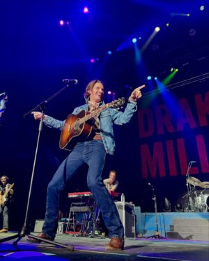 Drake Milligan Instagram - SASKATOON ⚡️ Thanks for an amazing night - and thanks for having us, @codyjohnson! 

📸: @lmtouring