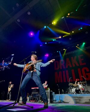 Drake Milligan Instagram - SASKATOON ⚡️ Thanks for an amazing night - and thanks for having us, @codyjohnson! 

📸: @lmtouring