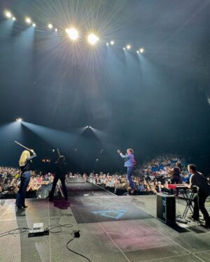 Drake Milligan Instagram - SASKATOON ⚡️ Thanks for an amazing night - and thanks for having us, @codyjohnson! 

📸: @lmtouring