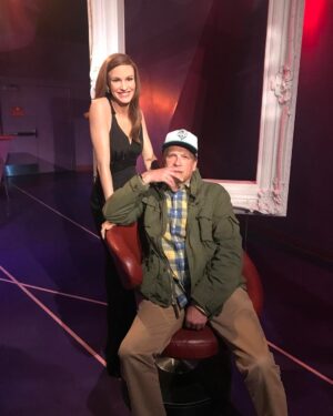 Drew Carey Instagram - Me and Julia Roberts wax figure at Madame Tussauds in Hollywood @tussaudsla