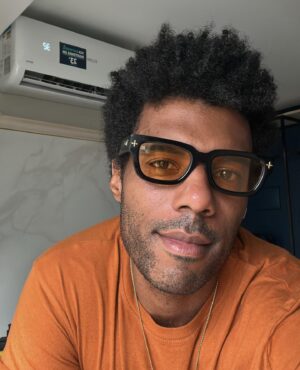 Dudu de Oliveira Instagram - E aí, família, voltei mais uma vez ao @ape_smart_studios  e posso garantir que tem sido a melhor escolha. E como estou sempre viajando, preciso ficar em lugares que respondam a essa necessidade. Lembrando que são 8 unidades na região da paulista e adjacências, com diárias a partir de 150 reais . 

E tem uma novidade, você que gosta de viajar assim como eu e não sabe onde ficar, aí vai meu cupom de desconto : Apeeudududeoliveira

Se forem para São Paulo já sabem onde cair. Beijos e aproveitem !!!!

Obrigado @renata.m.a.i.a 

#apesmartstudios #travelling #viagens #hotel #hotelemsaopaulo