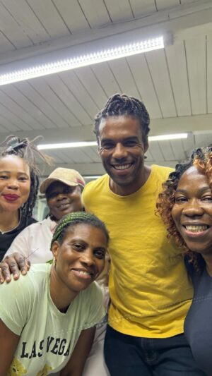 Dudu de Oliveira Instagram - #tbt Eu amo ter experiências novas, e fazer os meus dreads na @boxbraidsafrican com a Fanta e as meninas da equipe dela, foi uma viagem no tempo, um encontro ancestral. Fiquei feliz e satisfeito com o cabelo e principalmente com a energia do lugar. Parece que estava com a minha família sanguínea, na real eu ganhei uma nova família. Obrigado minha irmã, Yasmim, por esse presente que foi esse dia. Sou muito grato! My Family in a African 🇳🇬

🎥 @y4sestevam