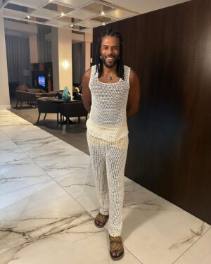 Dudu de Oliveira Instagram - Feliz 2024!! Vai ser GRANDÃO! Cheio de saúde e vitórias! E namoralllll e esse look feito pelo meu irmão @edlimacrochet tu é brabo mermao! Diretamente do MARANHÃO! Aquele Axe, porque nós merecemos e não é pouco 🪬✨✨✨🏹🌻💫🌟💖💖💖