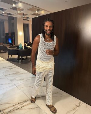 Dudu de Oliveira Instagram - Feliz 2024!! Vai ser GRANDÃO! Cheio de saúde e vitórias! E namoralllll e esse look feito pelo meu irmão @edlimacrochet tu é brabo mermao! Diretamente do MARANHÃO! Aquele Axe, porque nós merecemos e não é pouco 🪬✨✨✨🏹🌻💫🌟💖💖💖