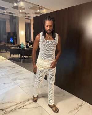 Dudu de Oliveira Instagram - Feliz 2024!! Vai ser GRANDÃO! Cheio de saúde e vitórias! E namoralllll e esse look feito pelo meu irmão @edlimacrochet tu é brabo mermao! Diretamente do MARANHÃO! Aquele Axe, porque nós merecemos e não é pouco 🪬✨✨✨🏹🌻💫🌟💖💖💖