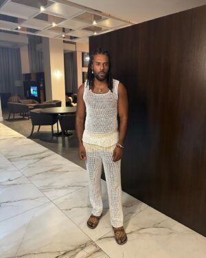 Dudu de Oliveira Instagram - Feliz 2024!! Vai ser GRANDÃO! Cheio de saúde e vitórias! E namoralllll e esse look feito pelo meu irmão @edlimacrochet tu é brabo mermao! Diretamente do MARANHÃO! Aquele Axe, porque nós merecemos e não é pouco 🪬✨✨✨🏹🌻💫🌟💖💖💖