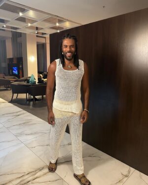 Dudu de Oliveira Instagram - Feliz 2024!! Vai ser GRANDÃO! Cheio de saúde e vitórias! E namoralllll e esse look feito pelo meu irmão @edlimacrochet tu é brabo mermao! Diretamente do MARANHÃO! Aquele Axe, porque nós merecemos e não é pouco 🪬✨✨✨🏹🌻💫🌟💖💖💖