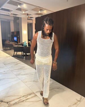 Dudu de Oliveira Instagram - Feliz 2024!! Vai ser GRANDÃO! Cheio de saúde e vitórias! E namoralllll e esse look feito pelo meu irmão @edlimacrochet tu é brabo mermao! Diretamente do MARANHÃO! Aquele Axe, porque nós merecemos e não é pouco 🪬✨✨✨🏹🌻💫🌟💖💖💖