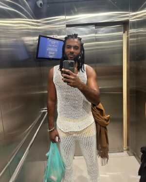 Dudu de Oliveira Instagram - Feliz 2024!! Vai ser GRANDÃO! Cheio de saúde e vitórias! E namoralllll e esse look feito pelo meu irmão @edlimacrochet tu é brabo mermao! Diretamente do MARANHÃO! Aquele Axe, porque nós merecemos e não é pouco 🪬✨✨✨🏹🌻💫🌟💖💖💖
