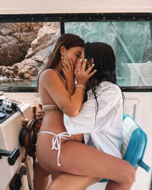 Dulceida Instagram - usted cerca me pone peligrosa  @albapaulfe 🤍